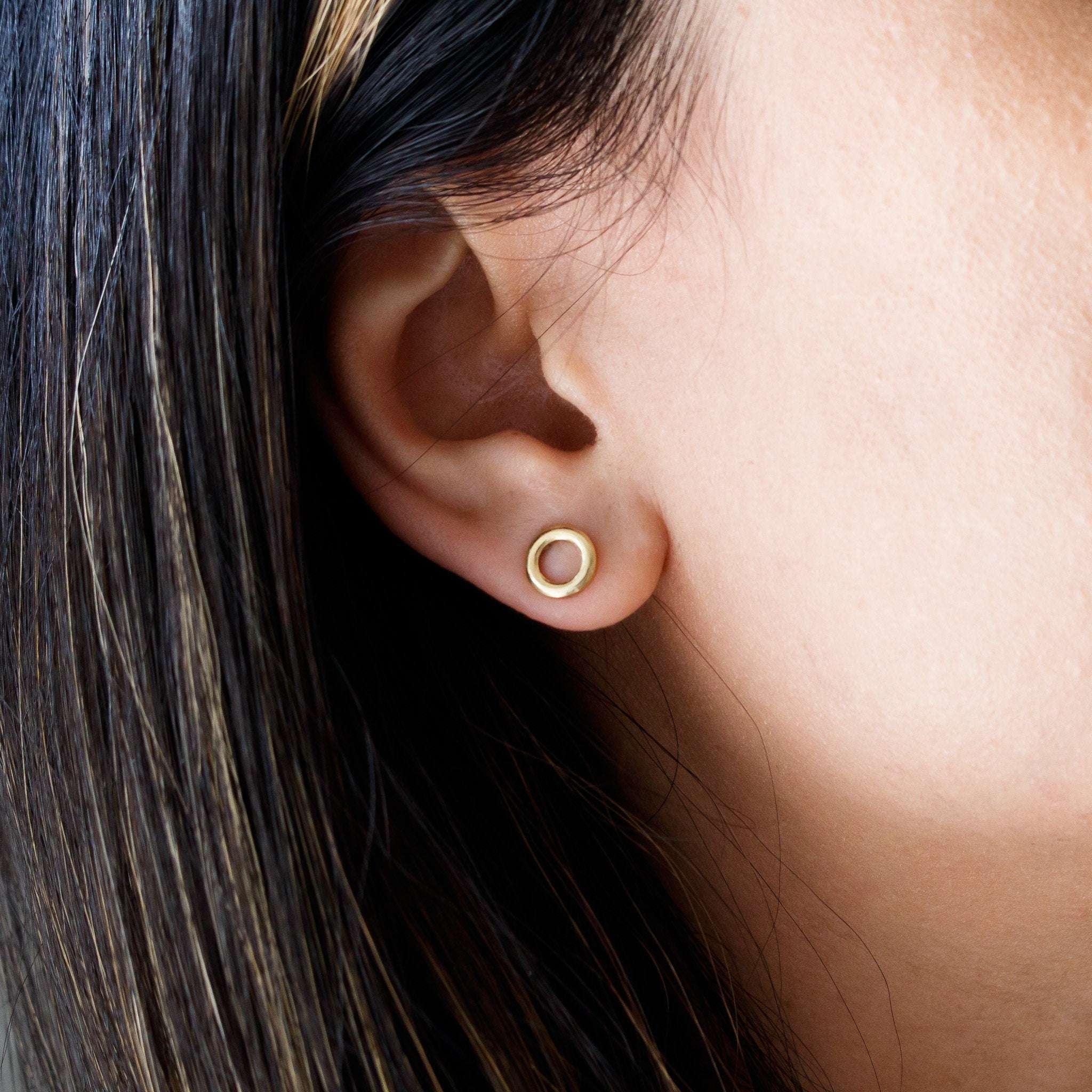Dainty 316l stainless steel earrings -  Gold Stud Open Circle Earring -  sister gift - Best Friend Present - Stud earring